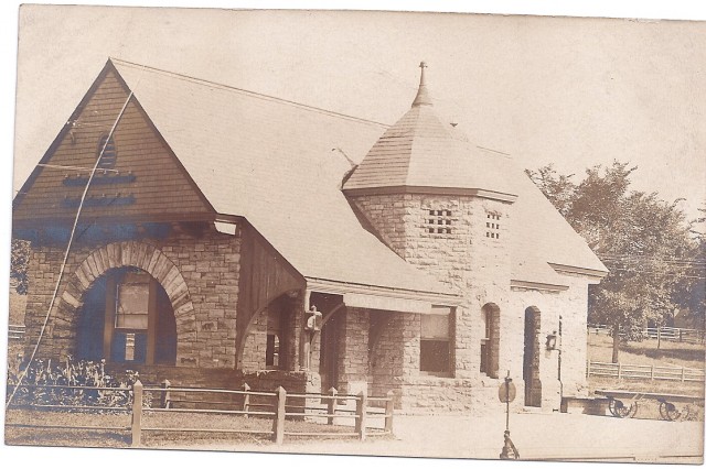 D & H Depot postcard